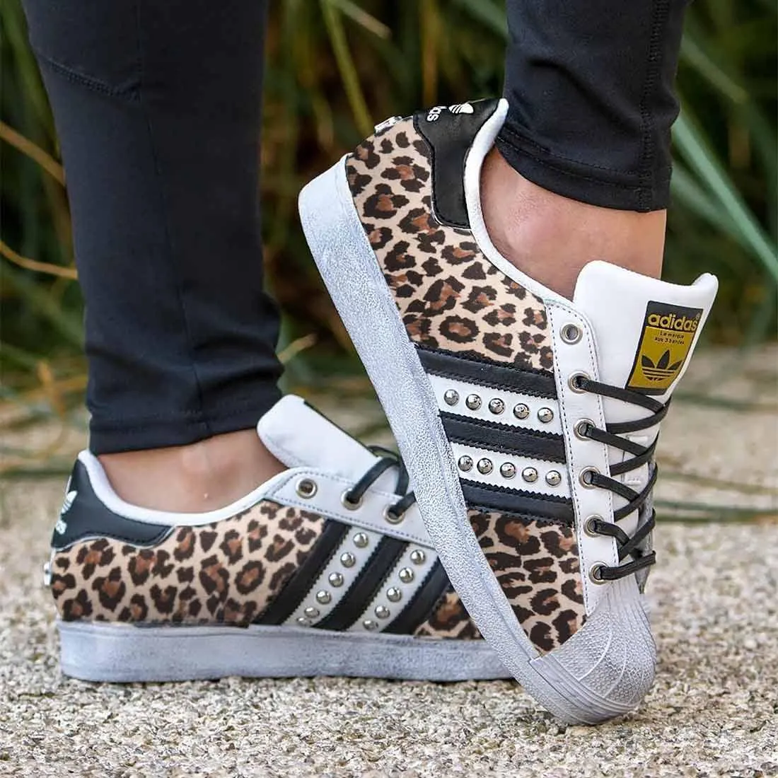 Adidas Superstar Leopardate con borchie
