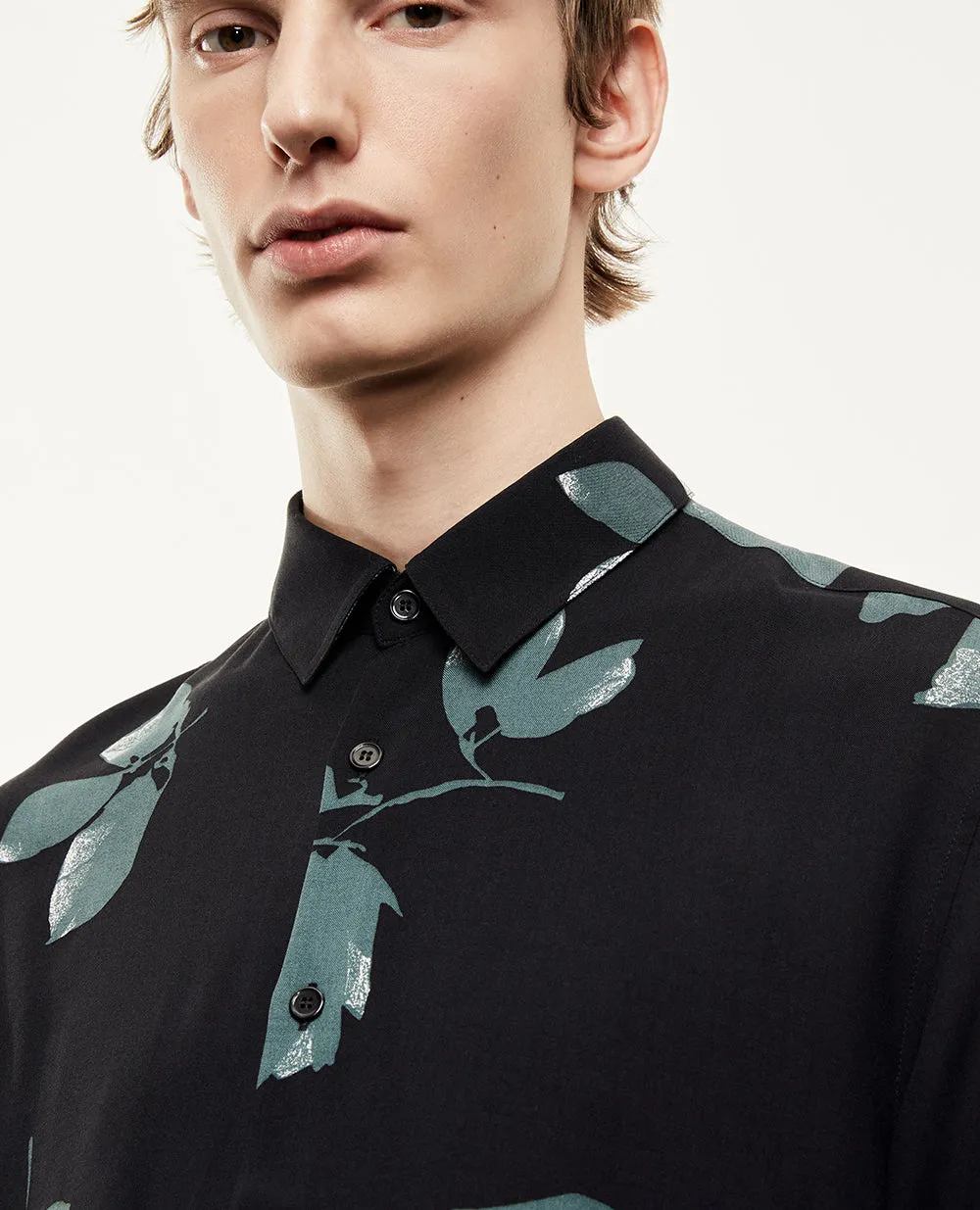 Chemise fluide verte à fleurs imprimées